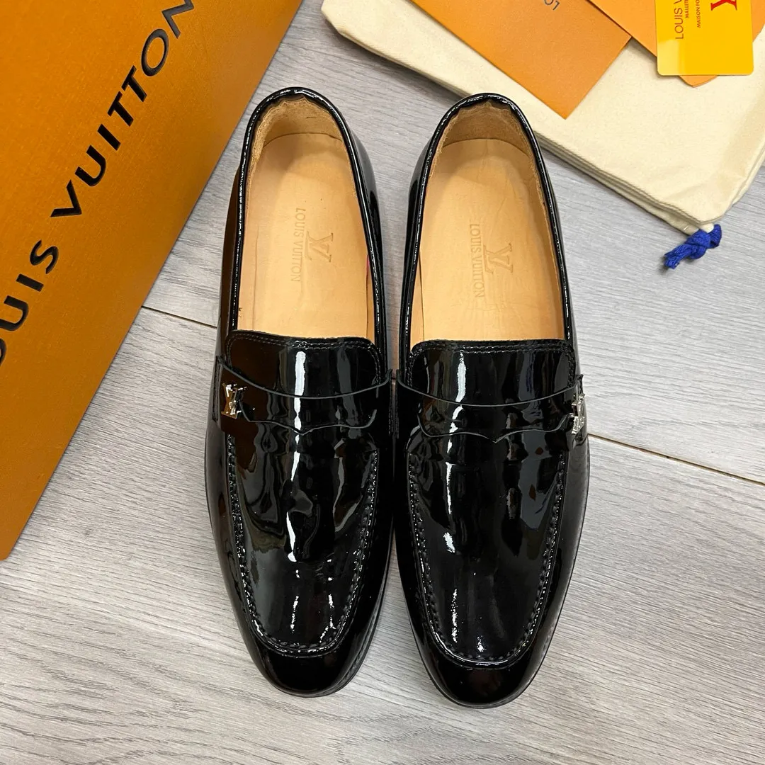 Factory price: 520💰-(LV) men’s formal leather shoes! Genuine molded horsebit, a classic must-have for your shoe cabinet! The feet are particularly delicate! This Gucci original version is a set last, and we are consistent with the counter! Therefore, it is more comfortable in terms of last shape and comfort! Take it to the counter and compare at will! Good shoes are more than just what they make! But grasp the essence from the inside out! Material: Imported first-layer cowhide! Genuine leather outsole imported from Italy, size: 39-44 (38/45 customized, non-refundable)